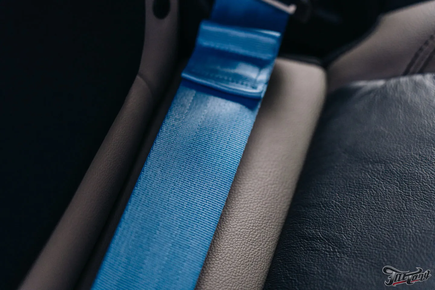Тюнинг Ford Bronco, часть 2: новые цветные ремни безопасности. Как это делается?